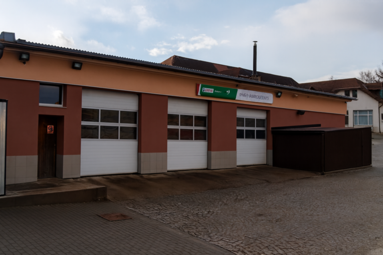 Pohled na hlavní dílnu autoservisu