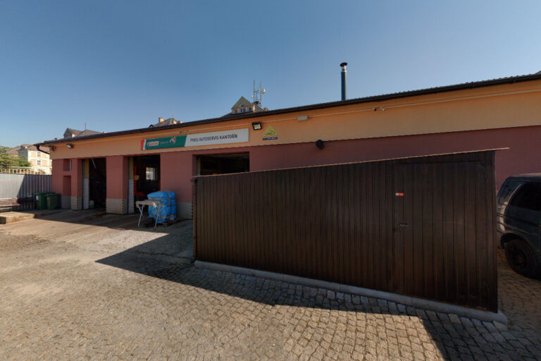 Okolí autoservisu s vjezdem do dílny